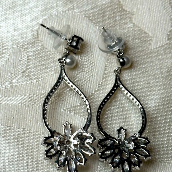 Sophisticated Silver Crystal Earrings Dangle Drop Prong Set Wedding PAGENT 4134 - Picture 6 of 11